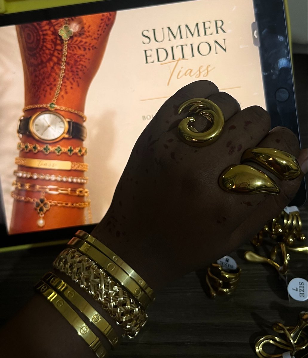 Tiassbrand's tweet photo. La bague parfaite existe. Et elle est probablement dans cette collection avec beaucoup de Tiass au bout des doigts !

Passez vite vos commandes… https://t.co/OmzUGlSItx