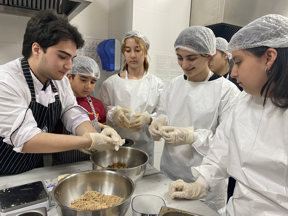 abusepam's tweet photo. SEPAM Ergenlik Farkındalığı Etkinliğimizin Dr. Aysel ŞAHİN KAYA ve Çağla MCKENZIE tarafından hazırlanan ve üniversitemiz öğrencilerinden Merve Boyar, Taner Kamacı ve Niyazi Umut Can İnce’nin katkılarıyla “Sağlıklı Atıştırmalıklar Atölyesi” 5 Haziran 2026' da gerçekleştirildi. https://t.co/GQpMP6Nyvk