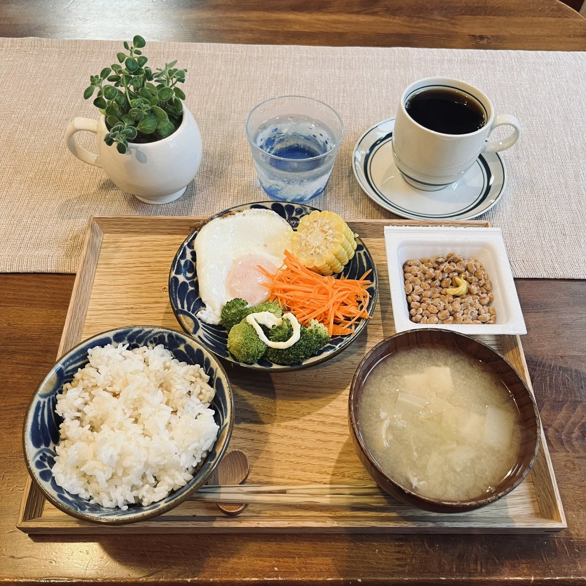 honoboonosan's tweet photo. おはようございます
今日も珈琲淹れました。

昨日は実技の研修で
これまで力を入れてやっていた動きが
全然力を要さないことに気づかされ、衝撃

そう考えると「暮らし」にも
同じことが言えるのかも？
どれだけ脱力した状態で
身体を壊さず続けていけるのか
今日もほのぼの考えてみます〜☕️ https://t.co/DF8YtE4kZP
