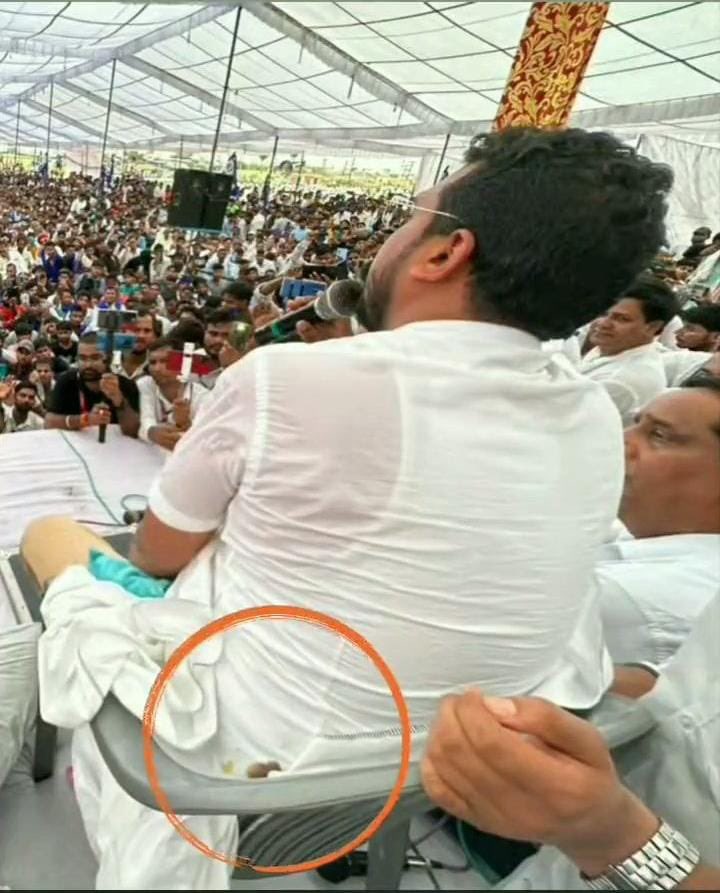 Navalsingh8004's tweet photo. जिस युवा ने अन्याय के खिलाफ अपनी आवाज़ बुलंद की, जिसने जेल, मुकदमे, प्रतिबंध और राजनीतिक चुनौतियों के बावजूद संघर्ष का रास्ता नहीं छोड़ा, वह नाम है चंद्रशेखर आज़ाद।
सहारनपुर की गलियों से लेकर संसद तक का उनका सफर संघर्ष, साहस और सामाजिक न्याय की लड़ाई का प्रतीक है। उन्होंने वंचित, शोषित और बहुजन समाज की आवाज़ को राष्ट्रीय मंच तक पहुँचाने का काम किया।
मुश्किलें आईं, लेकिन वे झुके नहीं। सत्ता के दबाव आए, लेकिन वे रुके नहीं। उनका संघर्ष केवल एक व्यक्ति का संघर्ष नहीं, बल्कि सम्मान, संविधान और बराबरी की लड़ाई है।
संघर्ष जारी है, कारवां बढ़ रहा है। 💙
जय भीम! जय संविधान! ✊
#ChandrashekharAzad #BhimArmy #AzadSamajParty #JaiBhim #SocialJustice #Navalsingh_Azad #नवलसिंह_आज़ाद