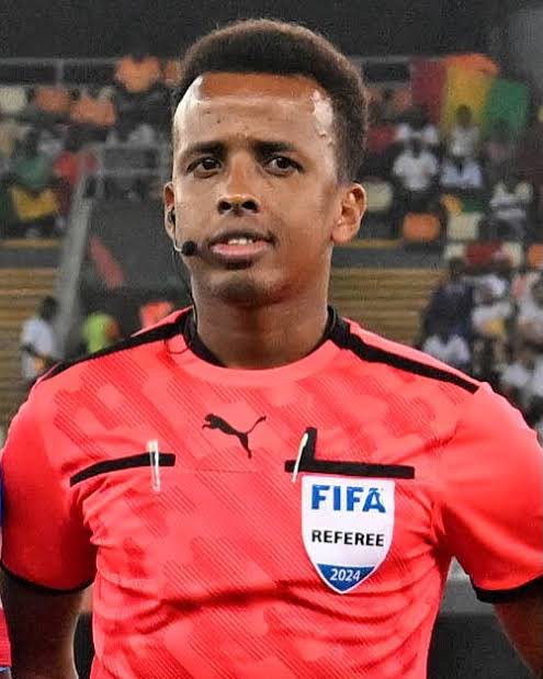 _BeFootball's tweet photo. 🚨🚨💣 C’EST OFFICIEL ! LA FIFA CONFIRME QU’Omar Abdulkadir Artan 🇸🇴 N’OFFICIERA PAS LORS DU MONDIAL !!! 🌍❌🤯

L’instance confirme que l’arbitre somalien “ne pourra ni s'entraîner ni officier lors de la Coupe du monde 2026, après s'être vu refuser l'entrée aux États-Unis.

La Fifa n'intervient pas dans les procédures d'immigration du pays hôte, y compris dans l'octroi des visas, et a été informée par les autorités que le statut de M. Artan ne serait pas modifié pour le moment.

Conformément aux précédentes compétitions organisées par la Fifa, c'est le gouvernement du pays hôte qui détermine en dernier ressort qui reçoit un visa et qui est admis sur son territoire.”

(Communiqué)