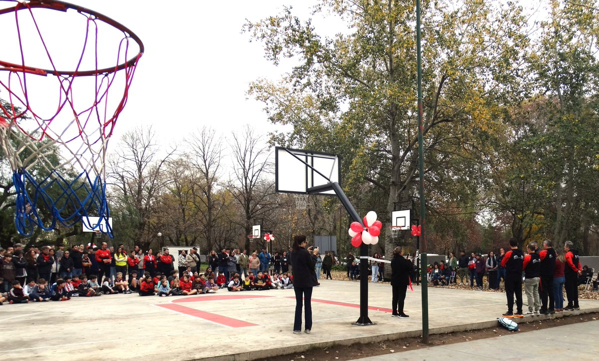 CA9deJulio's tweet photo. Con la presencia de jugadores actuales y ex, de la sub comisión de basquetbol, directivos del Club, dirigentes de otros deportes, la Intendente Municipal, padres y la familia del basquet, se inauguró el 7/6/2026 la cancha abierta y se recordó el origen hace (94 años) y las obras https://t.co/iMcDgBi6Y9