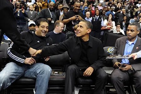 sweetcarolinatv's tweet photo. Only Obama and Clinton are allowed to attend basketball games while President. https://t.co/8jsyFcZXN9