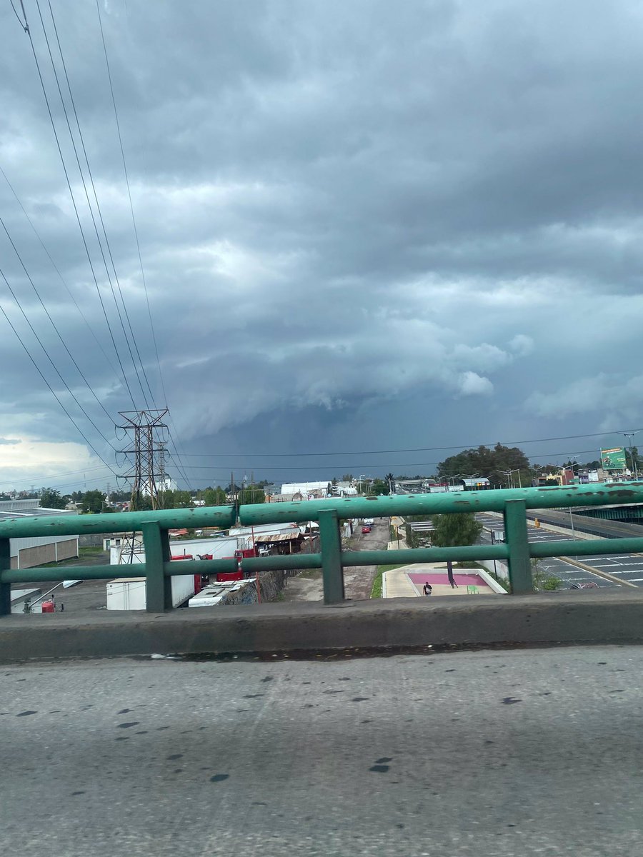 alee20mm's tweet photo. Se acerca la tormenta ⛈ nubes desde la autopista Mexico - Pachuca a la altura del vigilante. @InfoMeteoro @Meteoalert_CDMX https://t.co/gthCnITrNg