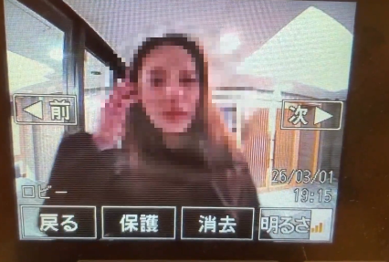 ejyou_bot's tweet photo. 【警告】
深夜4時に鳴り響くインターホン。
映っていたのは、無表情でタブレットを持つ若い女でした。

■ 恐怖の「下見」
宮城県登米市で、悪質な訪問トラブルが相次いでいます。
午前4時に何度もチャイムを鳴らす不審な女。
さらに夜7時には、背後に見張り役の影も確認されました。
彼らの目的は、あなたの家の「在宅確認」です。

■ トクリュウの闇手口
近年急増する「トクリュウ（匿名・流動型犯罪グループ）」。
強盗に入る前、まず若い女を偵察に送り込み、
住人の生活リズムや家族構成を徹底的に調査します。
タブレットは、仲間に現場を中継するツールかもしれません。

■ 警察による緊急告知
事態を重く見た宮城県警が、異例の注意喚起を公開。
「一見、普通の若者」という外見に騙されてはいけません。
不用意に返事をすれば、強盗ターゲットに直結する恐れも。

「ただの不審者」では済まない、凶悪犯罪へのカウントダウン。
深夜や身に覚えのない訪問は、徹底して無視を貫いてください。

明日は我が身。この巧妙な手口を、今すぐ大切な人に共有して。