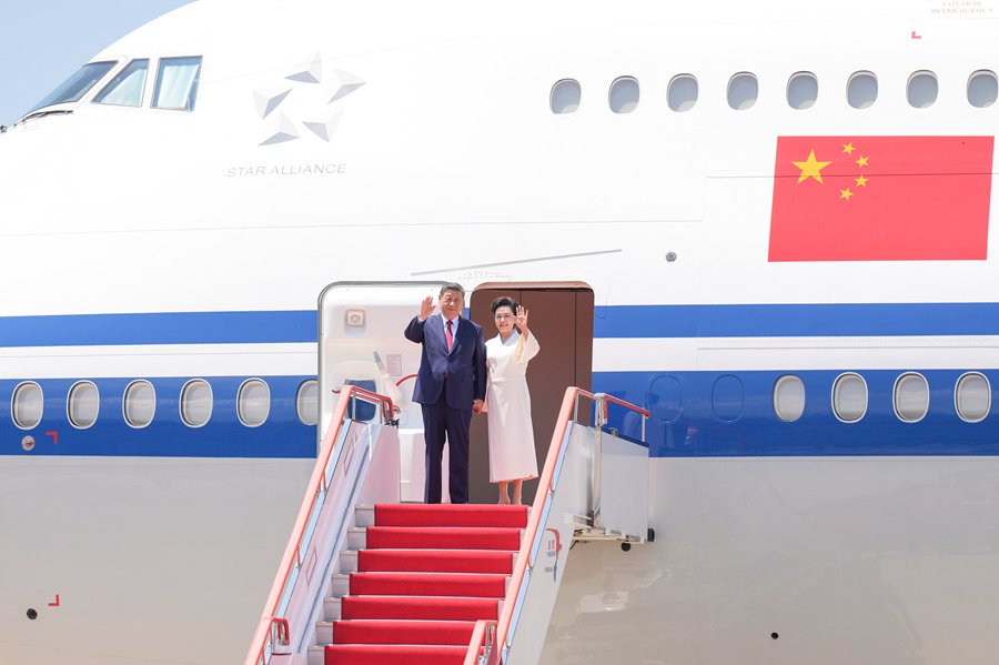 Luke220427's tweet photo. 6月8日中午，中共中央总书记、国家主席习近平乘专机抵达平壤，开始对朝鲜进行国事访问。朝鲜劳动党总书记、国务委员长金正恩和夫人李雪主到机场迎接习近平和夫人彭丽媛。 https://t.co/y9gTAAAKQT