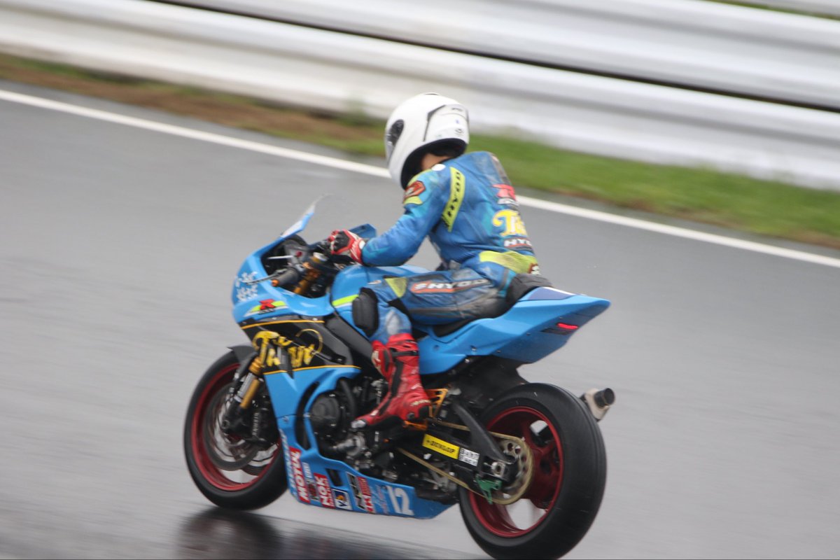 fukayc's tweet photo. 鈴鹿サンデーロードレース第2戦　
NAT ST1000
最終コーナー⏩☔️+ https://t.co/o33lrMKbMA