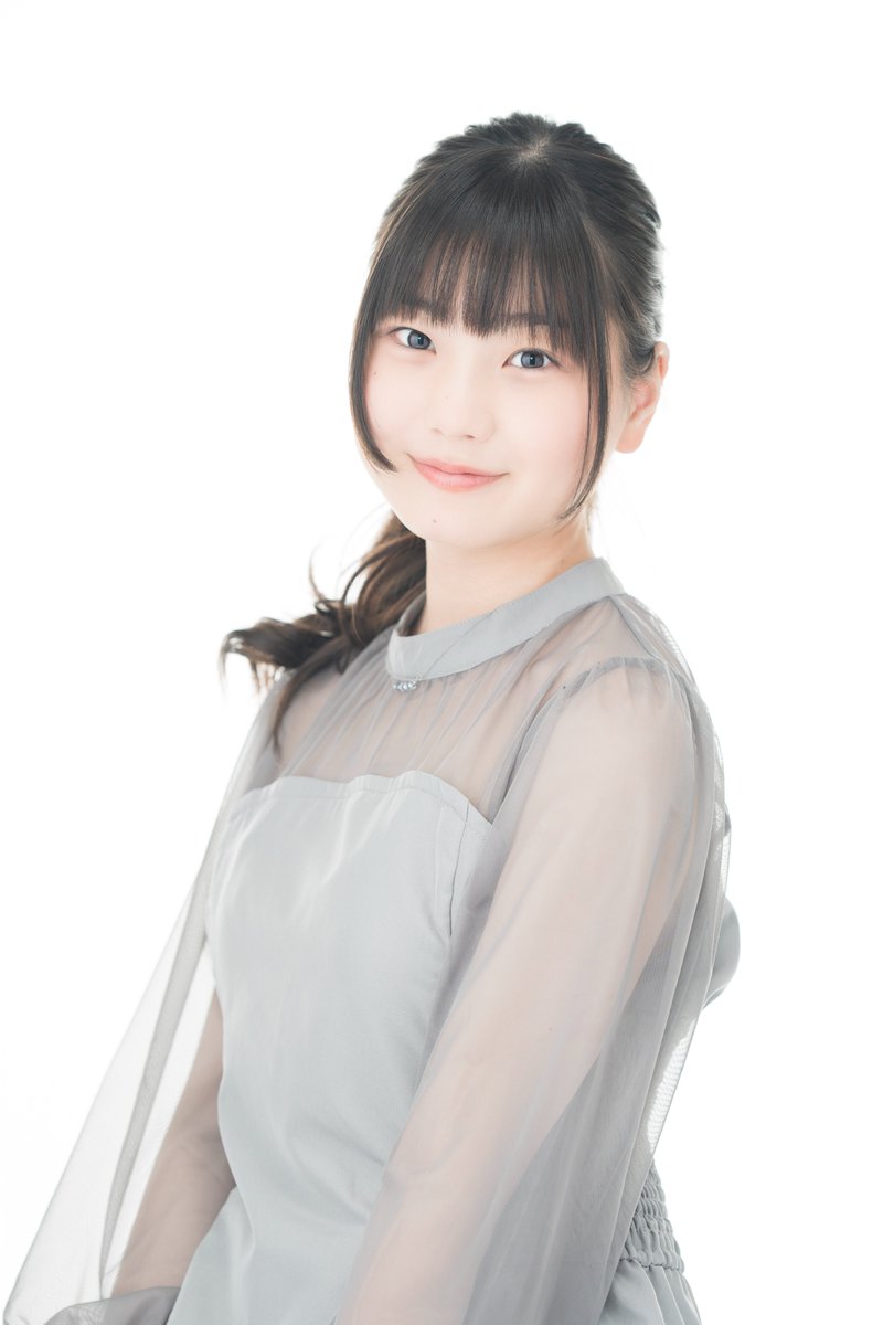 hosobunkakikin's tweet photo. 🏆第52回放送文化基金賞【演技賞】
毎田暖乃『FMシアター 大きな湖の小さな島で』
🎊受賞おめでとうございます🎊

 ＜選考理由＞
ラジオ番組の演技賞はハードルが高い。俳優の大きな力となるべき動きやたたずまいや表情が、ラジオでは見えない。その分、よりいっそう大胆でナイーブな声の演技が求められる。高低や抑揚、間合いや気配。いわば声の表情が見えるかどうか。
毎田暖乃は、すでに子役として活躍し定評のある俳優であるが、このたびの演技により、さらに大きな可能性を示した。友達とのコミュニケーションに困難を抱えた小学5年生の少女・理沙。離島通学をとおして成長してゆく少女の、怖れやとまどい、ひとときの喜びや不安、そして回復への兆し。変われそうで変われない自分を、変わってゆく途中と受け入れるまでの心理の変化を見事に演じて、あざやかな声の表情でリスナーを感動させた。

▼詳細はこちら🔗https://t.co/9u4YC2NWq5 
#第52回放送文化基金賞 @ROOT_root1998