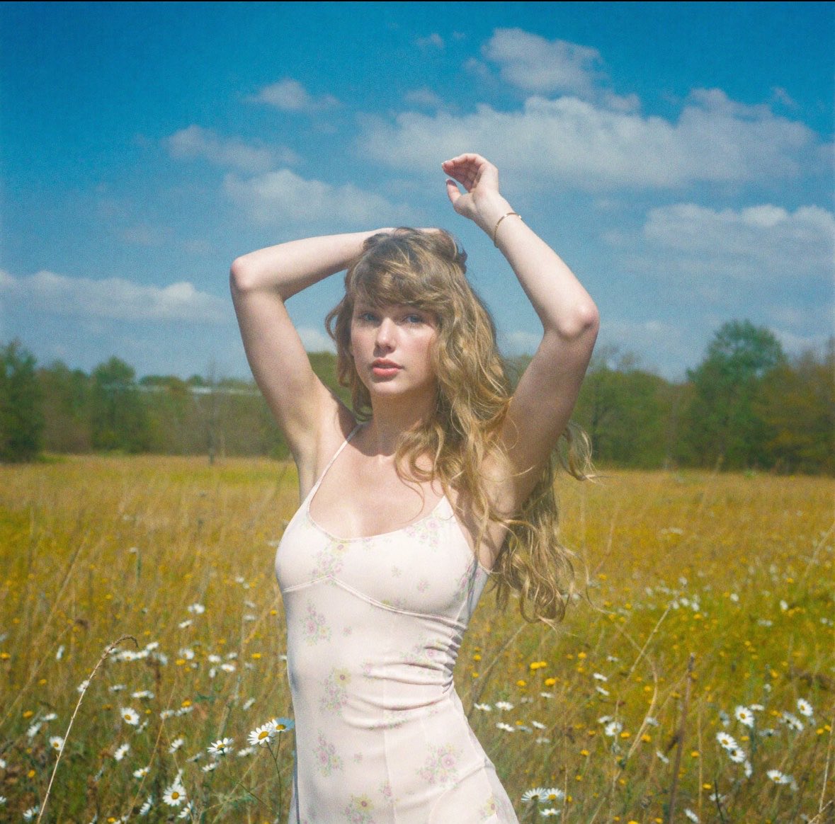 mylooovemands's tweet photo. @pauinhaze nem precisa ir tão longe analisando a cara dela, gente a taylor não tá só o osso, e ela tem muito mais peito que isso, essas fotos parecem uma edição da era Red og, e ela tá sem sutiã?? cadê o peito marcando, cade o tapa teta marcando no peito dela pllmds https://t.co/12pLTdOavk