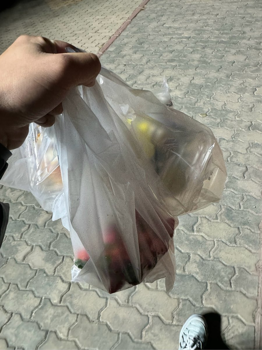 alissonalbanez's tweet photo. A stranger helped me carry my heavy groceries up the 5 flights of stairs when my hands were full today—small act that made my whole week! https://t.co/Uuy3RFS1p2
