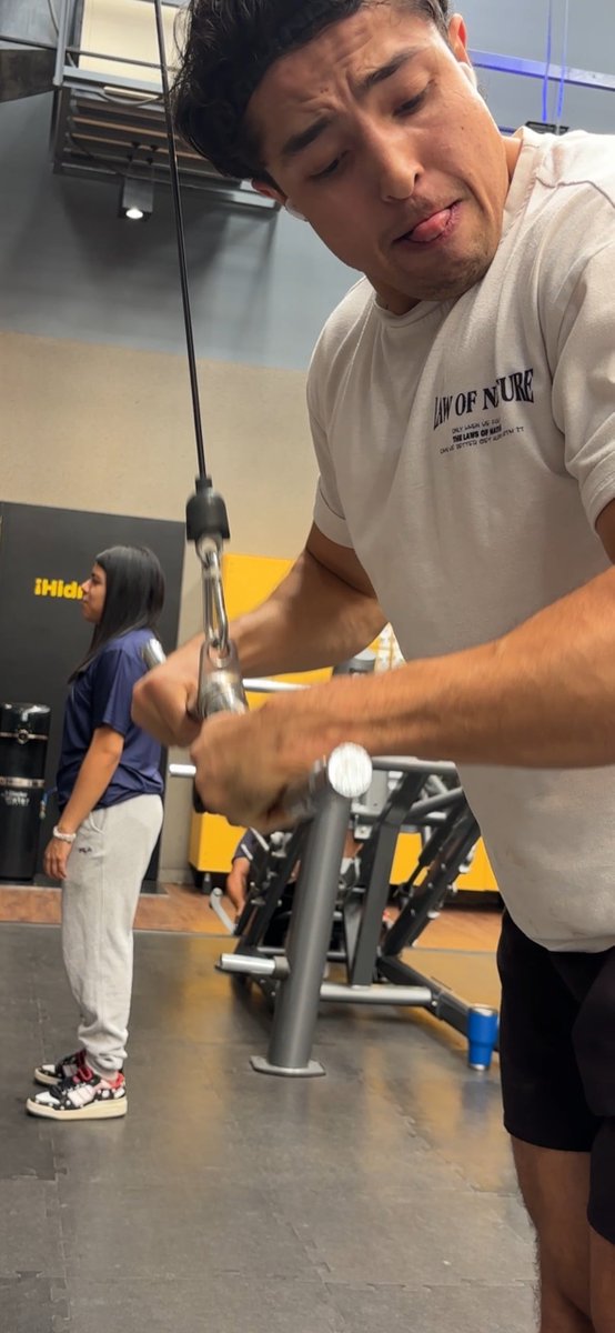 berthobator's tweet photo. Este es un Dios, es entrenador del smart y tiene un cuerpazo, se levantaba la playera y el abdomen perfecto ufff https://t.co/b8FpkPZRvR