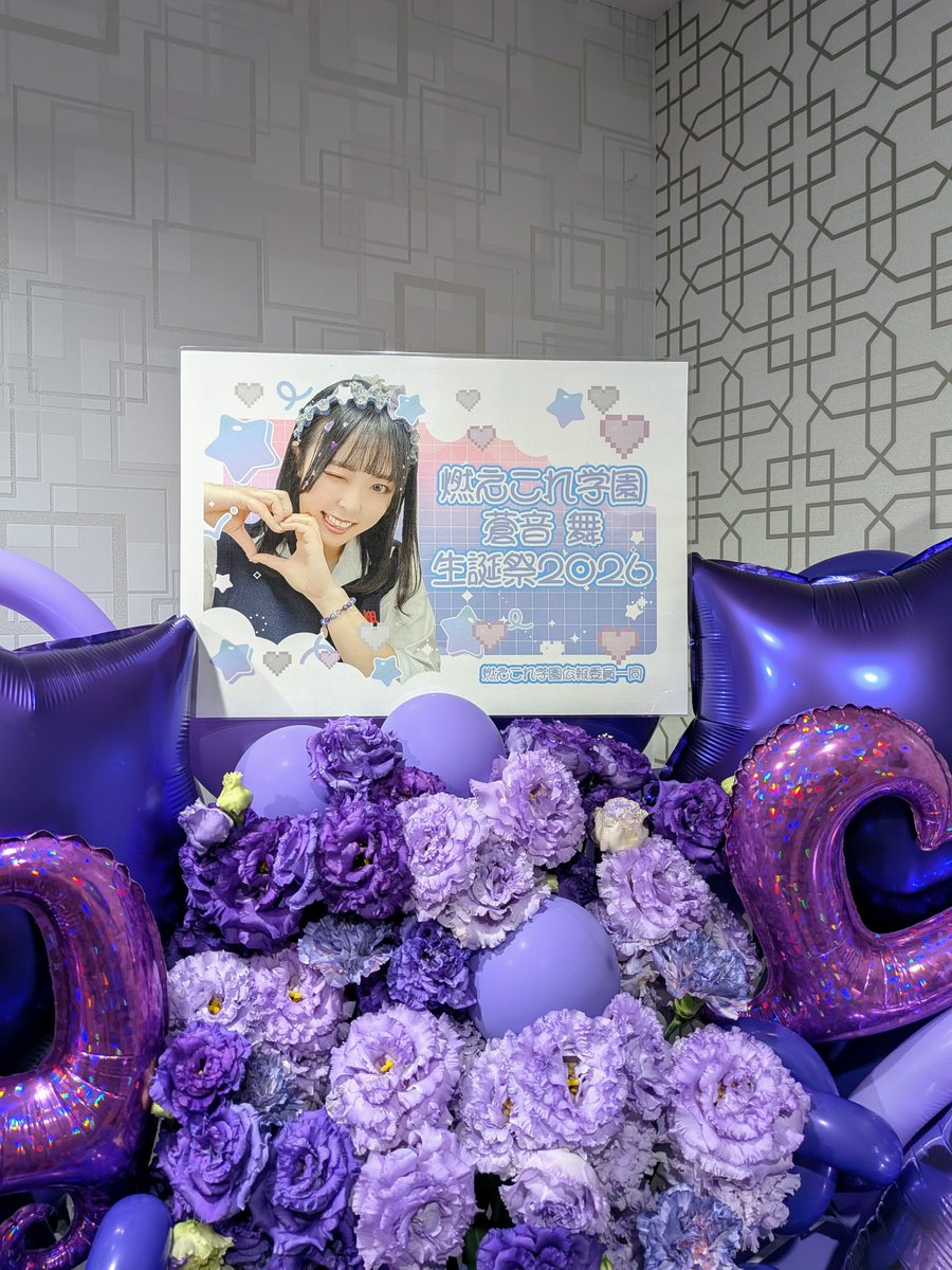 hitode0014's tweet photo. 【フラワースタンドとソープフラワー】

今年もフラワースタンドお送りしました。
ボードデザインはくろのさん（@krnIDOL）

また今年は別途ソープフラワーを設置。（終了後に理事長経由で贈呈）
うっでぃーさん（@uddhi_）が設置台とLEDロウソク用意してくれいました。

#燃えこれ学園
#蒼音舞 https://t.co/odfISPl1uH