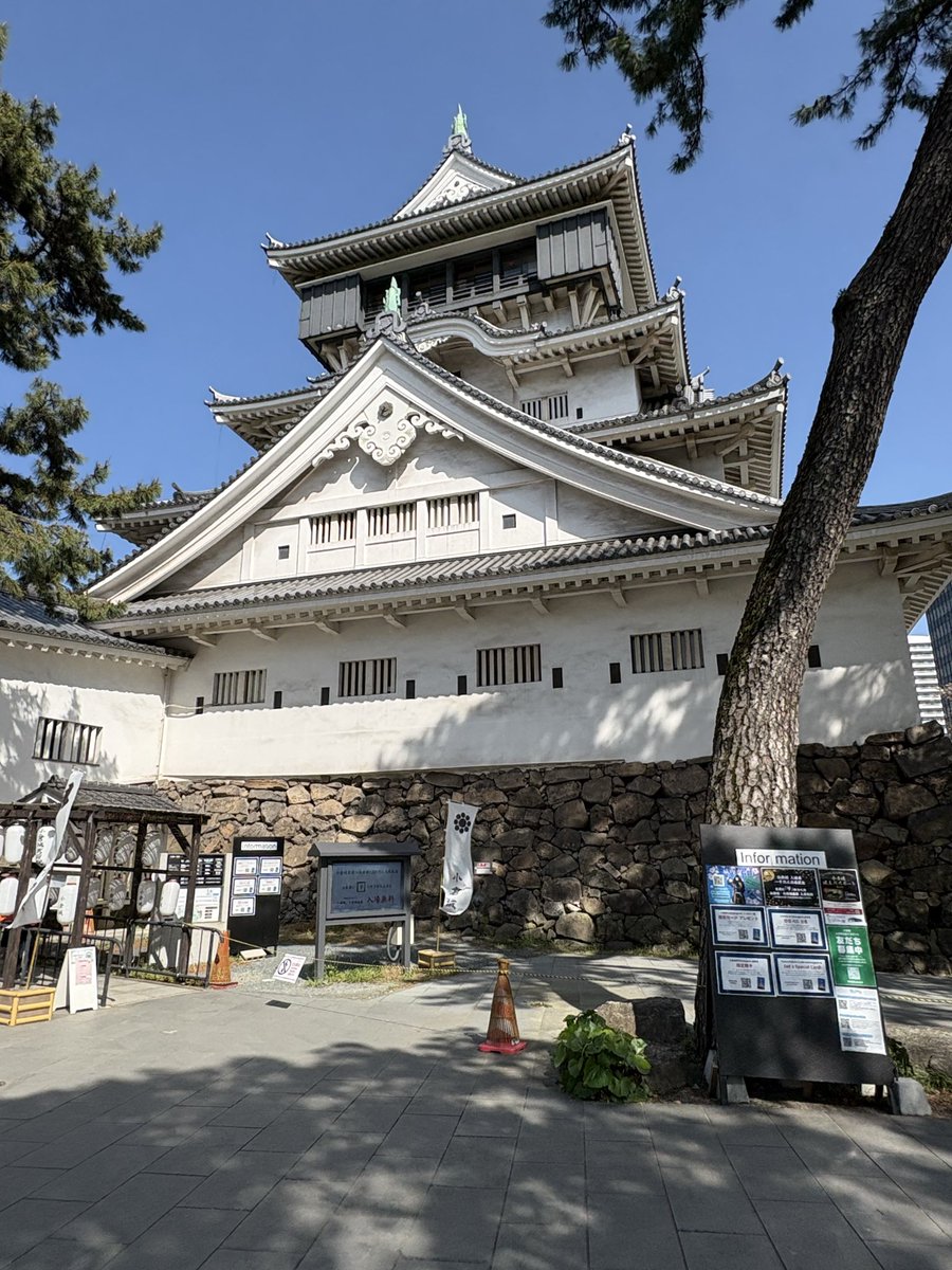 kusunoki_log's tweet photo. 北九州市「小倉城」🏯

1602年、細川忠興によって築かれた北九州を代表するお城です。

その後、小倉藩主となった小笠原家の居城としても知られ、幕末には長州藩との戦い「小倉戦争」の舞台にもなりました。

周辺には勝山公園やリバーウォーク北九州
があります🌳 https://t.co/PZ1IJD0V6q