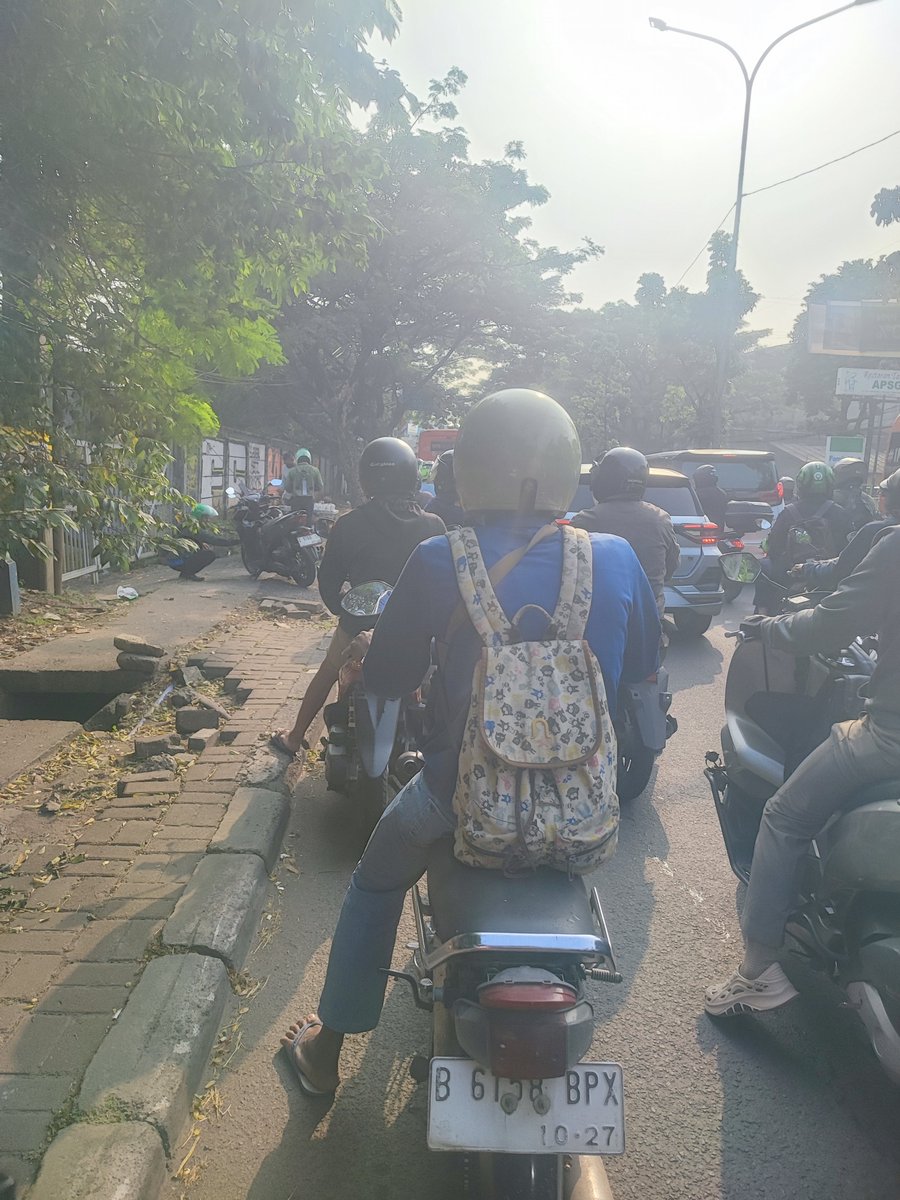 chill_ten's tweet photo. Ini tas 14 tahun lalu pernah di beli buat seseorang eh ketemu lagi yang beneran mirip banget sama tas dulu https://t.co/f0p04S6Acs