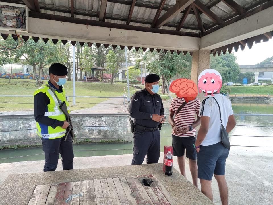 ekstensialsial's tweet photo. Sekumpulan lelaki India mabuk di taman rekreasi perumahan Cina sehingga menyebabkan rasa takut di kalangan masyarakat Cina.

#PariahWatch https://t.co/8i4t9hq6nO