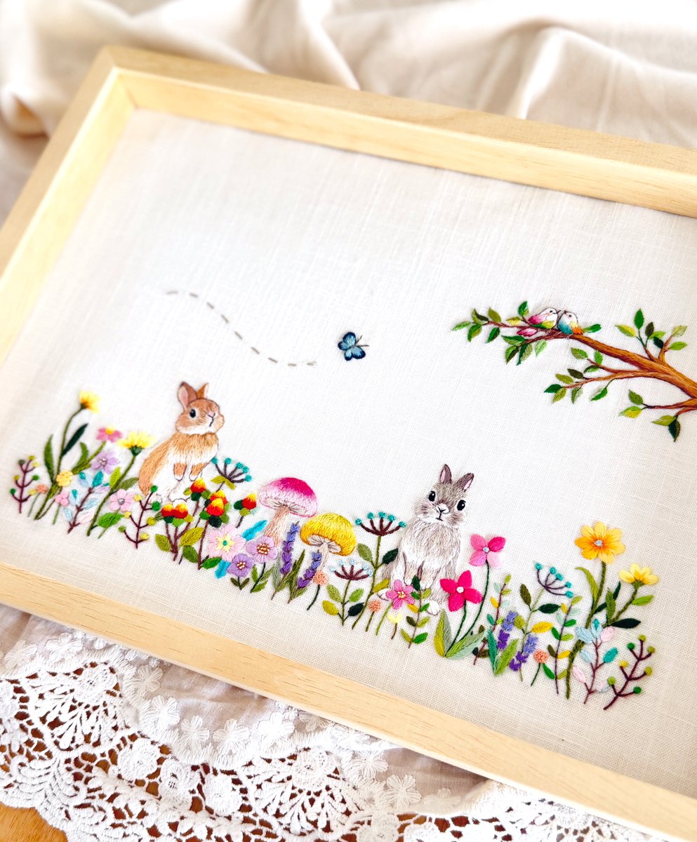 オーダーの刺繍絵B 4サイズです。 フレームはナチュラルな木製 明日