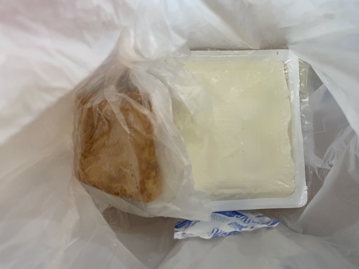 ojyo5050's tweet photo. おいしいお豆腐屋さんのやつっていただいた♪
冷ややっこがおすすめだって
すごいずっしりしてる https://t.co/8StUn9WZNb