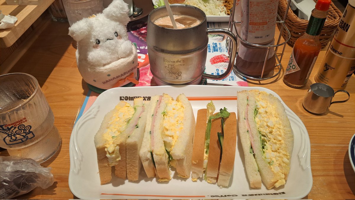 d_1y5's tweet photo. まるまるちゃん！コメダのサンドイッチはやっぱりすごいボリュームだね
ケーキは普通サイズだけど🍰 https://t.co/IjNGM45iSm