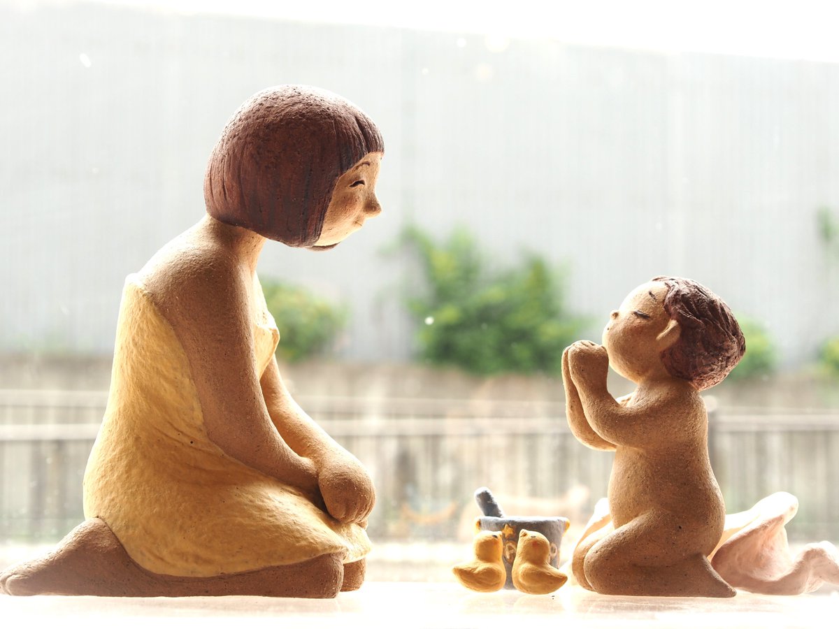 kanansgallery's tweet photo. つちびと展に訪れて下さる方々の中には
病と闘っている人たちがいる。

みんな、すごい
本当にすごい！
そう感動しながら・・
命のだいじさをめちゃくちゃ感じる

そして、辛いことに
その向こうに
戦争という名のもとに
あまりにも簡単に奪われていく命のことを思う
https://t.co/Un8fqim1pE https://t.co/QZZxuo88RS