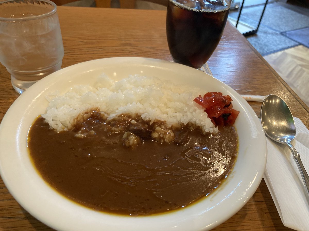 ymitsuda1's tweet photo. 今日のお昼ご飯でした♪♫

喫茶店のカレーライス🍛で、
飲み物付けて1280円也☺️ https://t.co/OTEU7XnwDV