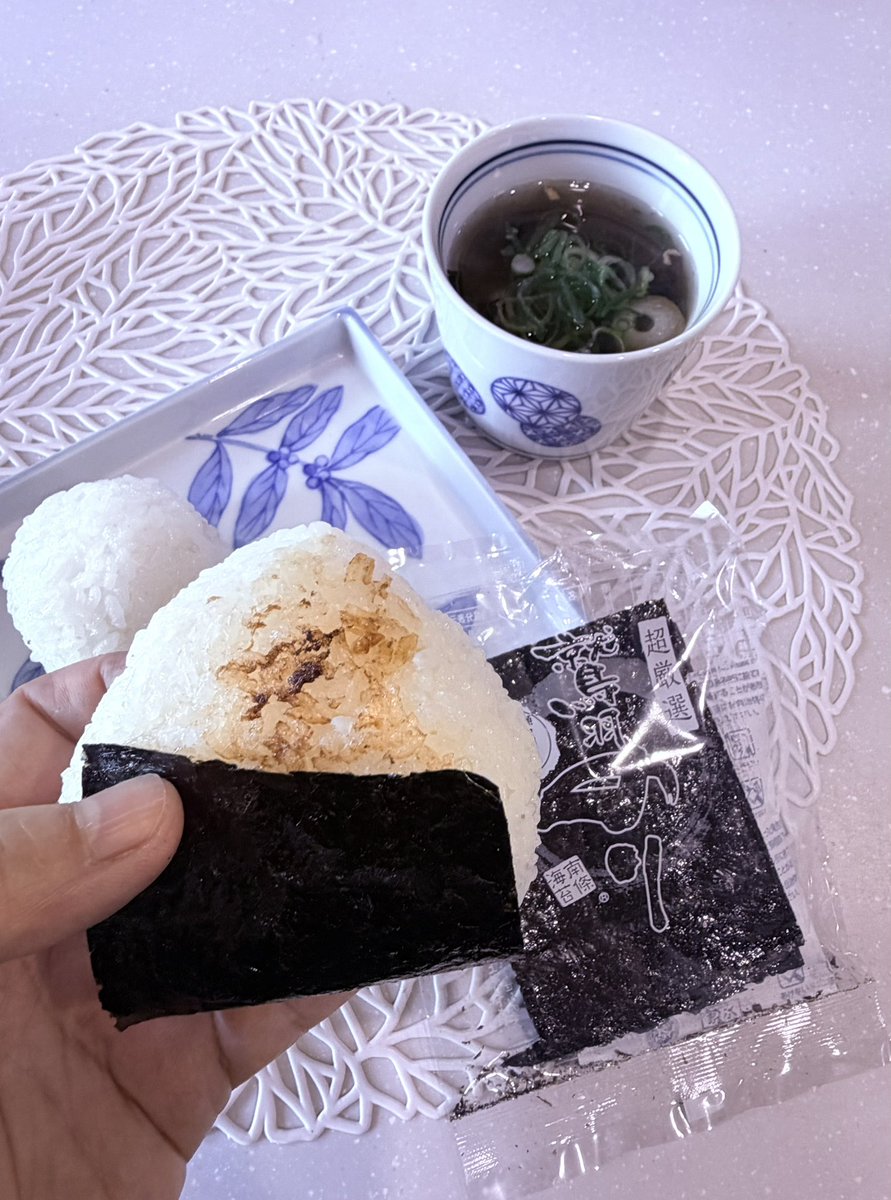 YKo0721's tweet photo. 休日の昼ごはん🍙
「かまどさん」で炊いたご飯🍚
やっと理想の��こげができた👍✨
お供は頂いた「鷲羽のり」❤️
パリッとした肉厚感と濃厚な旨味が最高😁おこげご飯に合いすぎて後を引く美味しさ✨
定番のお吸い物と一緒にいただきました😋感謝🙇‍♀️ 
#かまどさん #おにぎり #鷲羽のり #松茸の味お吸いもの https://t.co/52koYNrDvH