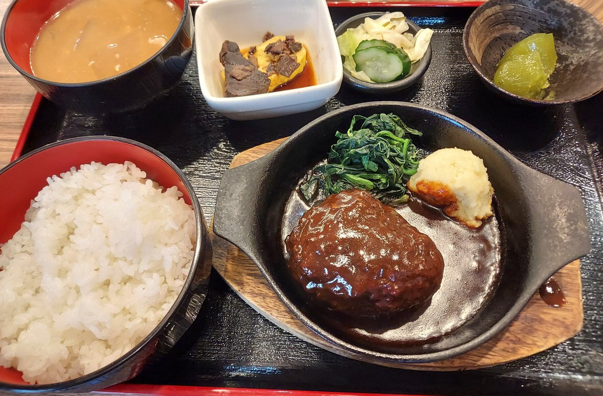 hitosui's tweet photo. 昼休み。
居酒屋ランチで
海鮮まかない丼を食べる気も
早く来た割には売り切れていて。
そんな時もあるさ。
日替わりランチの
鉄板！デミグラスソースハンバーグに
しました。
ハンバーグもマッシュポテトも
美味しい。
横のお客さん同士の話。
『美味いしさぁ。安いしさぁ。』
間違いない👌😉 https://t.co/jwJUJeeKOj