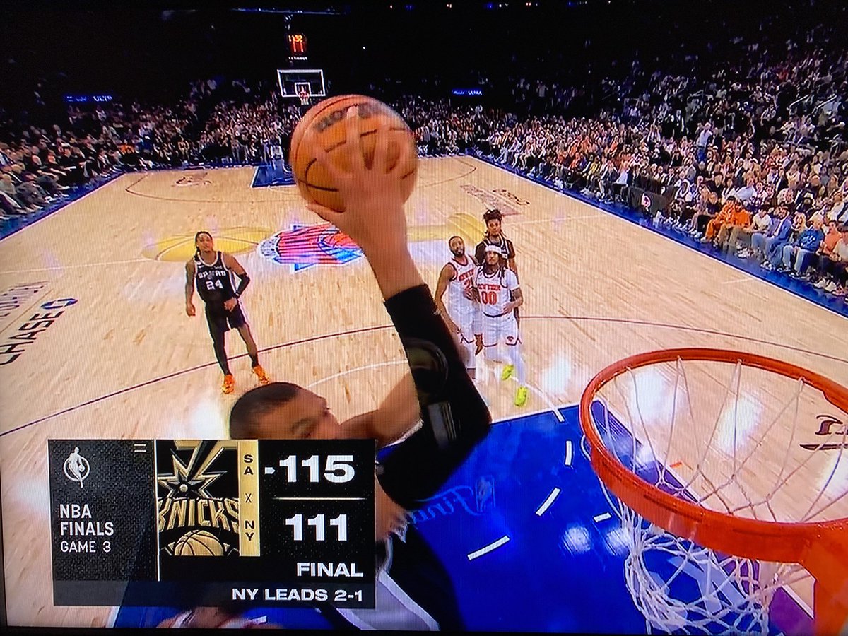 jamesbondty's tweet photo. The @spurs bounce back to take Game 3 of the NBA finals versus the @nyknicks. https://t.co/eaArQXHCuR