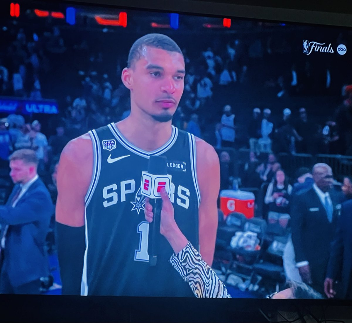 oskai_z's tweet photo. @TheDunkCentral Next question: What’s the weather like up there Wembanyama 😂 https://t.co/tMpozGueDg