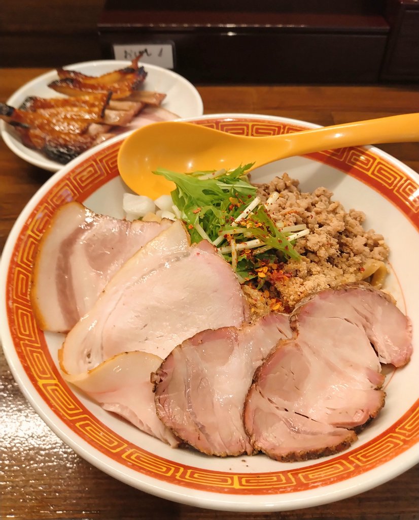 meet48's tweet photo. 麺や一芯
燻製まぜそば

燻製油と盛り盛りお肉で最高に食欲そそられる限定まぜそば！スモチキも別添えでいただいて更に肉肉しさMAX！めちゃんこ美味しかったです！ https://t.co/6AqZ3h0Yod