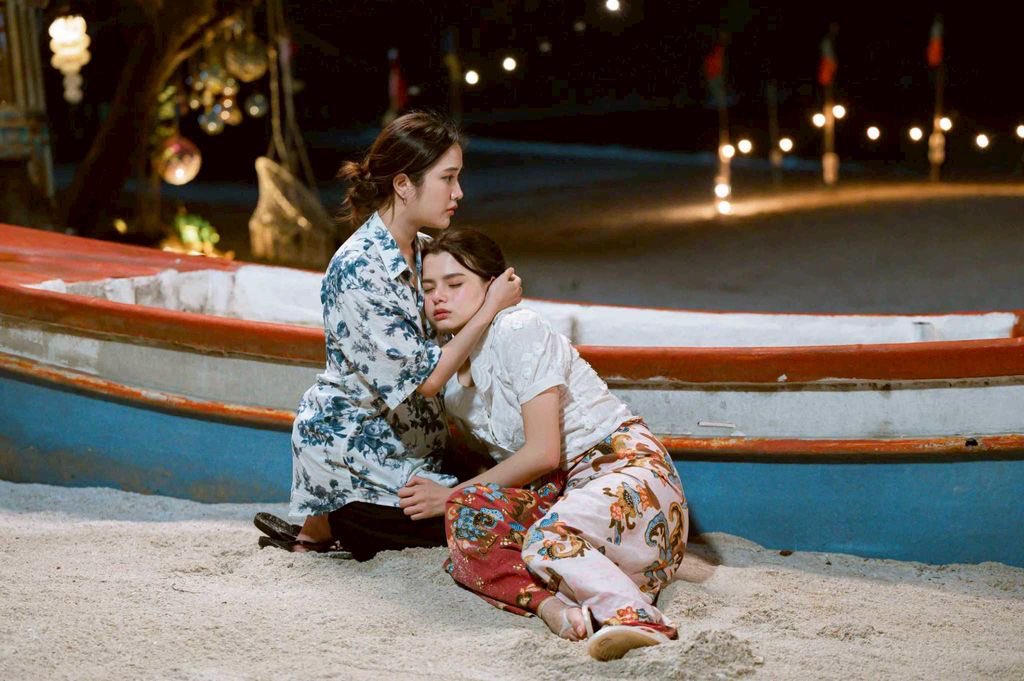 Bunterngonline's tweet photo. เสน่หาวาโย EP.5 รักเบ่งบานกลางทะเล! ฟรีน-เบ็คกี้ หวานฉ่ำก่อนเจอมรสุมใหญ่

หลังจากปล่อยให้ผู้ชมลุ้นและเอาใจช่วย “หมวดลม” และ “เจ้าหญิงบลู” ให้ปลอดภัยจากการตามล่า พร้อมเปิดใจเรียนรู้ความรู้สึกที่แท้จริงของตัวเอง ในที่สุดทั้งคู่ก็ได้เดินทางมาใช้ชีวิตบนเกาะร้าง โดยเรื่องราวใน EP.5 ต้องบอกว่าฟินสมใจแฟนๆ บ้านลมสุดๆ เมื่อบนเกาะสวรรค์อันห่างไกล หมวดลมและเจ้าหญิงบลูเริ่มต้นชีวิตใหม่ในฐานะ “วินด์” และ “พัดพา” ภายใต้กฎที่ต้องลืมยศถาบรรดาศักดิ์ เจ้าหญิงบลูได้สัมผัสอิสระเป็นครั้งแรก
เพิ่มเติม▶️ https://t.co/9IsXuhB4w7

#เสน่หาวาโย #4Elements #บ้านวาทินวณิช #NorthStarEntertainment
#FreenBecky #ฟรีนเบค