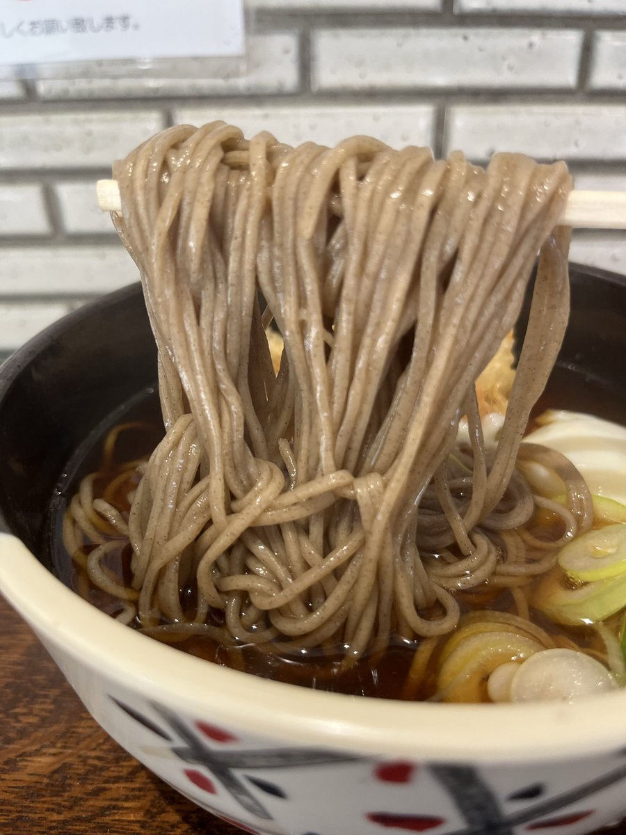 Polthm's tweet photo. 大橋や かき揚げそば 温玉
比較的穏やかな暑さってことで今回は温ツユモード
前回ヒヤタからの温ツユをグビビと頂くのがひたすらに美味い
またウマツユをまとったブラック生そばがモッチリとしていて美味いんですよ
朝から続々と揚げられる天も旨み抜群
完飲完食でご馳走様です
#大橋や #立ち食いそば https://t.co/7u9UkcQdXX