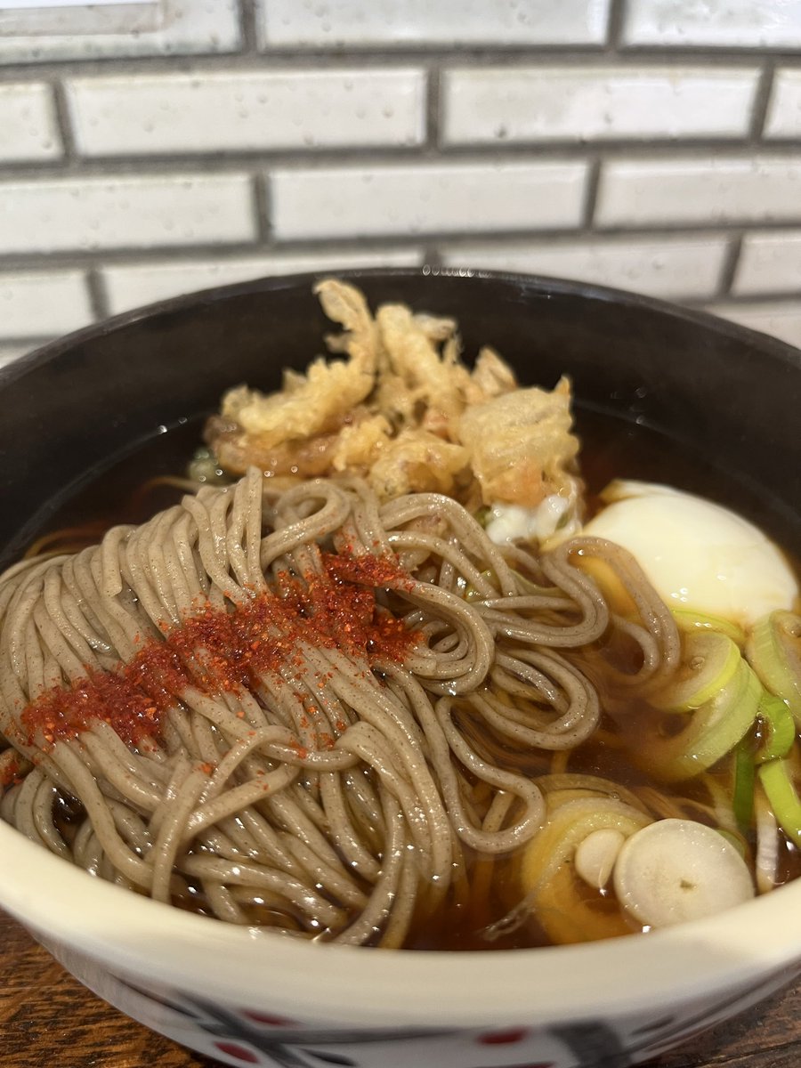 Polthm's tweet photo. 大橋や かき揚げそば 温玉
比較的穏やかな暑さってことで今回は温ツユモード
前回ヒヤタからの温ツユをグビビと頂くのがひたすらに美味い
またウマツユをまとったブラック生そばがモッチリとしていて美味いんですよ
朝から続々と揚げられる天も旨み抜群
完飲完食でご馳走様です
#大橋や #立ち食いそば https://t.co/7u9UkcQdXX