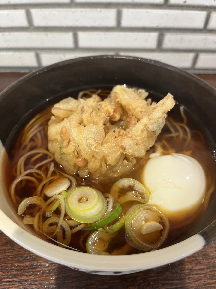 Polthm's tweet photo. 大橋や かき揚げそば 温玉
比較的穏やかな暑さってことで今回は温ツユモード
前回ヒヤタからの温ツユをグビビと頂くのがひたすらに美味い
またウマツユをまとったブラック生そばがモッチリとしていて美味いんですよ
朝から続々と揚げられる天も旨み抜群
完飲完食でご馳走様です
#大橋や #立ち食いそば https://t.co/7u9UkcQdXX