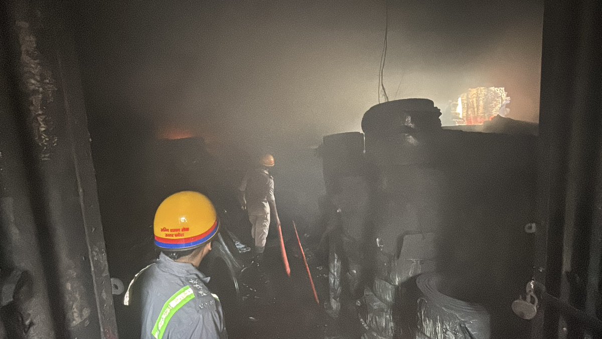 ghaziabadfire's tweet photo. दिनांक 09/06/2026 को कमिश्नरेट गाजियाबाद पर
इंडैग टायर फैक्ट्री राजेंद्रनगर गाजियाबाद में लगी आग पर फायर सर्विस यूनिट के द्वारा त्वरित कार्यवाही करते हुए कुल 04 गाड़ियो की मदद से आग को पूर्ण रूप से शांत किया गया, इस घटना में कोई जनहानि नहीं हुई। https://t.co/BFIgUKNyvK