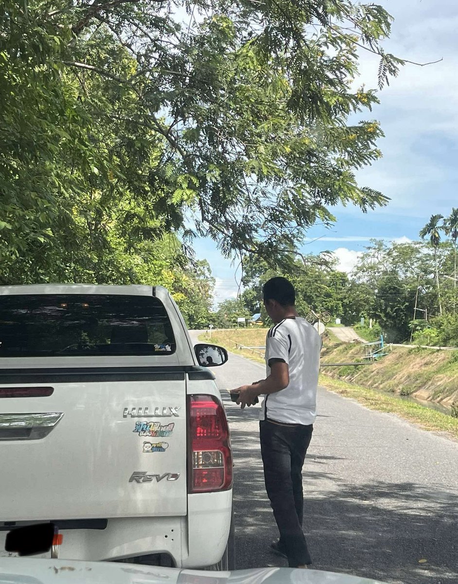 PASSAKRONqu's tweet photo. ภูมิใจนำเสนอมาก ในรถข้างทาง #พัทลุง https://t.co/B9yogvuJC6