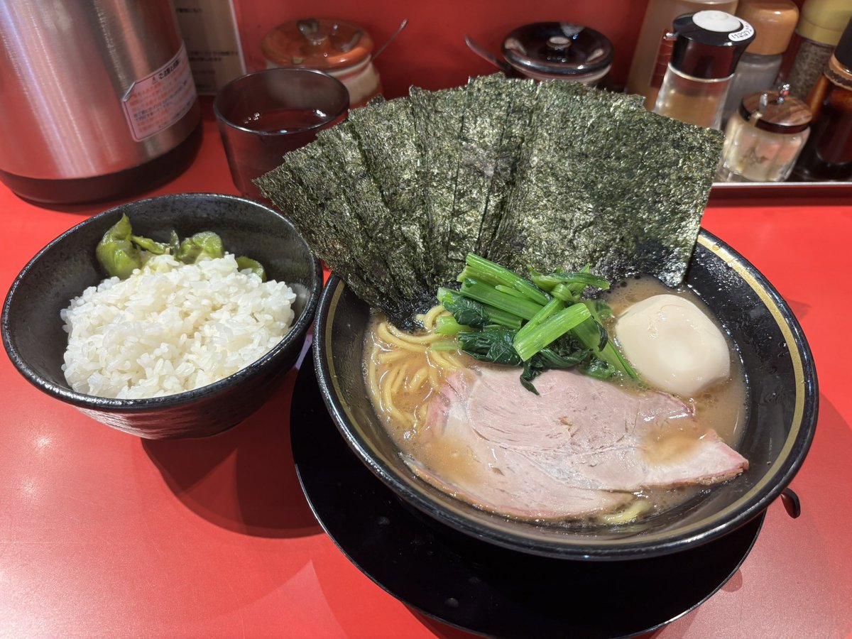 aerofog's tweet photo. 昼間からロレックスに並ぶ暇人になりたい。 https://t.co/JAWvQdHjjB