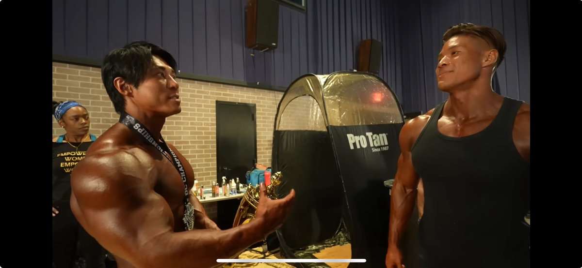 yutoworkout_2's tweet photo. DCプロ表彰式後のバックステージでの上里譲と田口純平の日本トッププロ2人の会話が素晴らしかった。

上里
・(田口を)しっかり警戒していた
・認めているからこそあえてこれまで名前を出してこなかった
・純平君含め、去年オリンピアに出場した日本人は全員今年も決めると思っている

田口
・(上里に対し)勝てると思って挑んだが流石だった
・言わずともバチバチで盛り上げ合うのが僕も譲君も好き

上里・田口
「またオリンピアで会いましょう」

日本人のフィジークのレベルがここまで上がっていることが本当にファンからすると胸熱です。