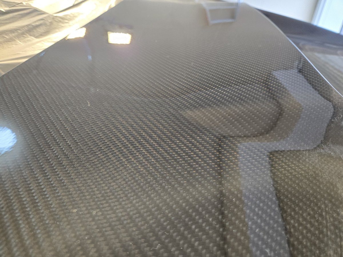 InLineimport's tweet photo. WRXに装着されてる近藤エンジニアリング社製カーボンボンネット。1発目を磨いて、今この状態です‼️オプションのクリアーコート仕上げが入っててかなり状態は良いですね👍
#毛呂BASE
#近藤エンジニアリング
#匠Project https://t.co/xKQ3hYTDVE