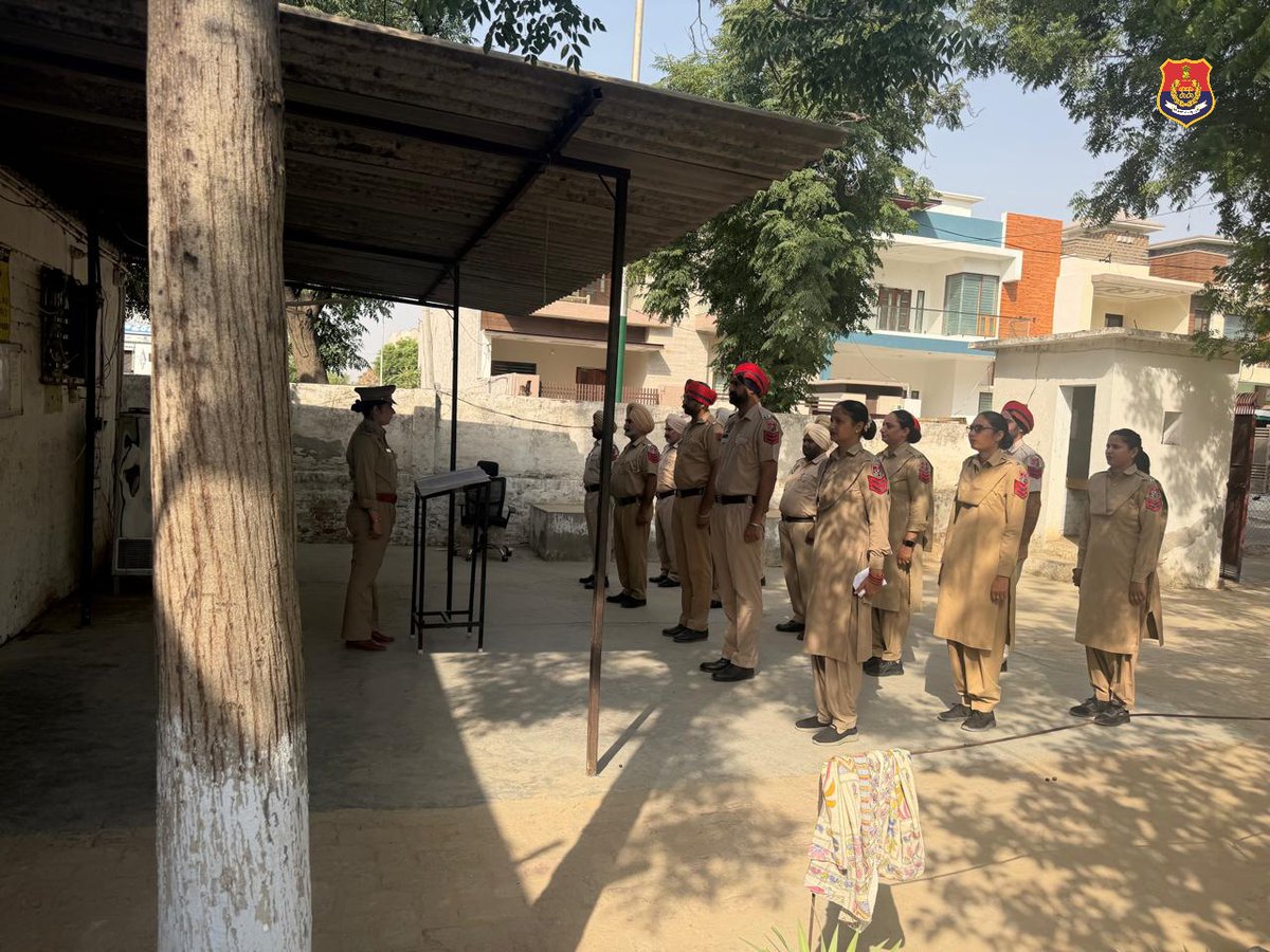 MuktsarPolice's tweet photo. Morning Roll-Call in Police Stations was conducted by SHOs in District Sri Muktsar Sahib. In this,SHOs inspected uniforms of the Police Personnel,briefed them about day’s tasks & issued necessary instructions to maintain law and order situation. #ForceIsFamily #LetsBringTheChange https://t.co/bLatWjc8Hr