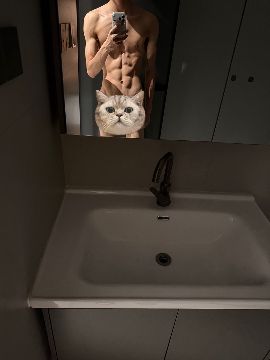 bo667891's tweet photo. 猜猜我穿没穿内裤😛#男大 #薄肌 #1s #猴 https://t.co/qaMLT76XcE