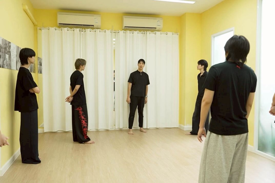 NaHaLaai's tweet photo. พื้นเหลืองที่คุ้นเคย

#อีกาสมาคม #TheCrowClub https://t.co/DkpArEEqUw