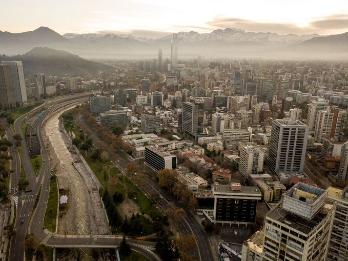IlharrebordeM's tweet photo. Chile fue hasta Marzo un buen lugar para invertir pero ya no , ahora es uno de los más riesgosos y desordenados, dicen analistas extanjeros de WallStreet y del mundo. https://t.co/CLbykdp8nt