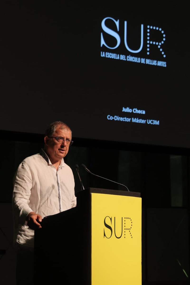 SURescuela's tweet photo. @RoccoLozano @cbamadrid Entregan los diplomas a los y las estudiantes Julio Checa (Co-Director del Máster @uc3m) y Covadonga Blasco (Directora Académica). https://t.co/YxfLkChFXc