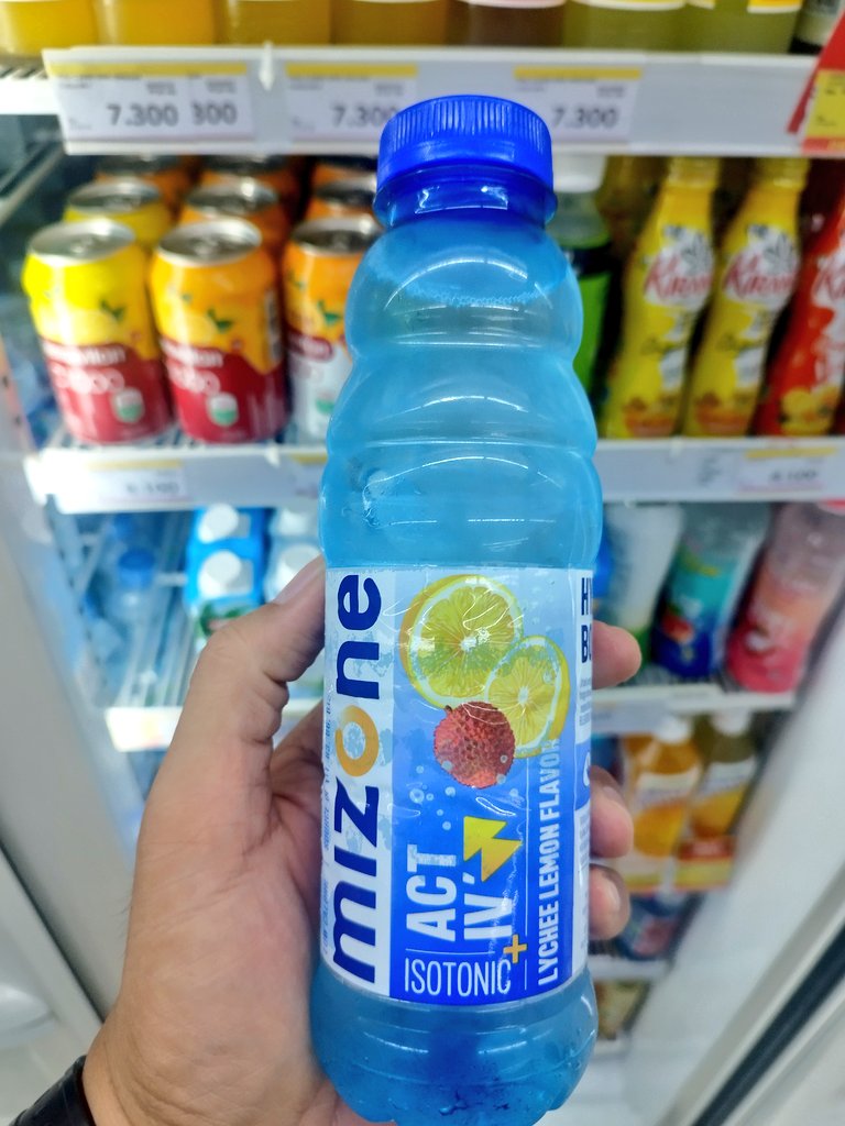 arieparikesit's tweet photo. Pilih mana?

Pocari Ion gula 9gr
Mizone Isotonic gula 9gr
Regen Lemon Lime 0 calorie https://t.co/FbQdu6dzoW