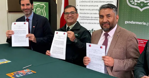 elnortero's tweet photo. Reinserción en Antofagasta: Firman convenio para facilitar tratamiento por drogas y beneficios penales https://t.co/OJE9MnXa77 https://t.co/5IuOsOucO3