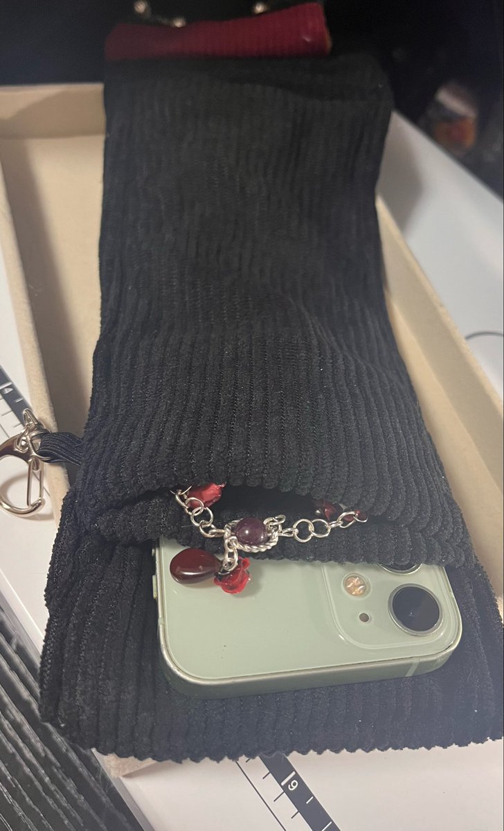 aroma_pr's tweet photo. 本日のお仕事そのに。
こちらはポケット付きスマホあるいはメガネポシェット。
長いので使わない時は丸めてもOKな素材です。
スマホ以外にもちょっとだけ小物が入るポケットつき https://t.co/wb4rOrUMuQ