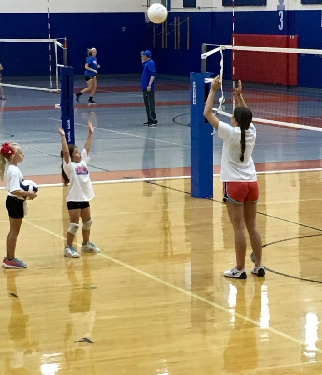 stellashort28's tweet photo. Great time helping at HSE youth camp last week! 10 years ago I was a first time Royals camper! #classof2028 #memories #lovethegame @hseroyalsvball @TheAcademyVB @TAVCRecruiting https://t.co/SpWvKzEw7C