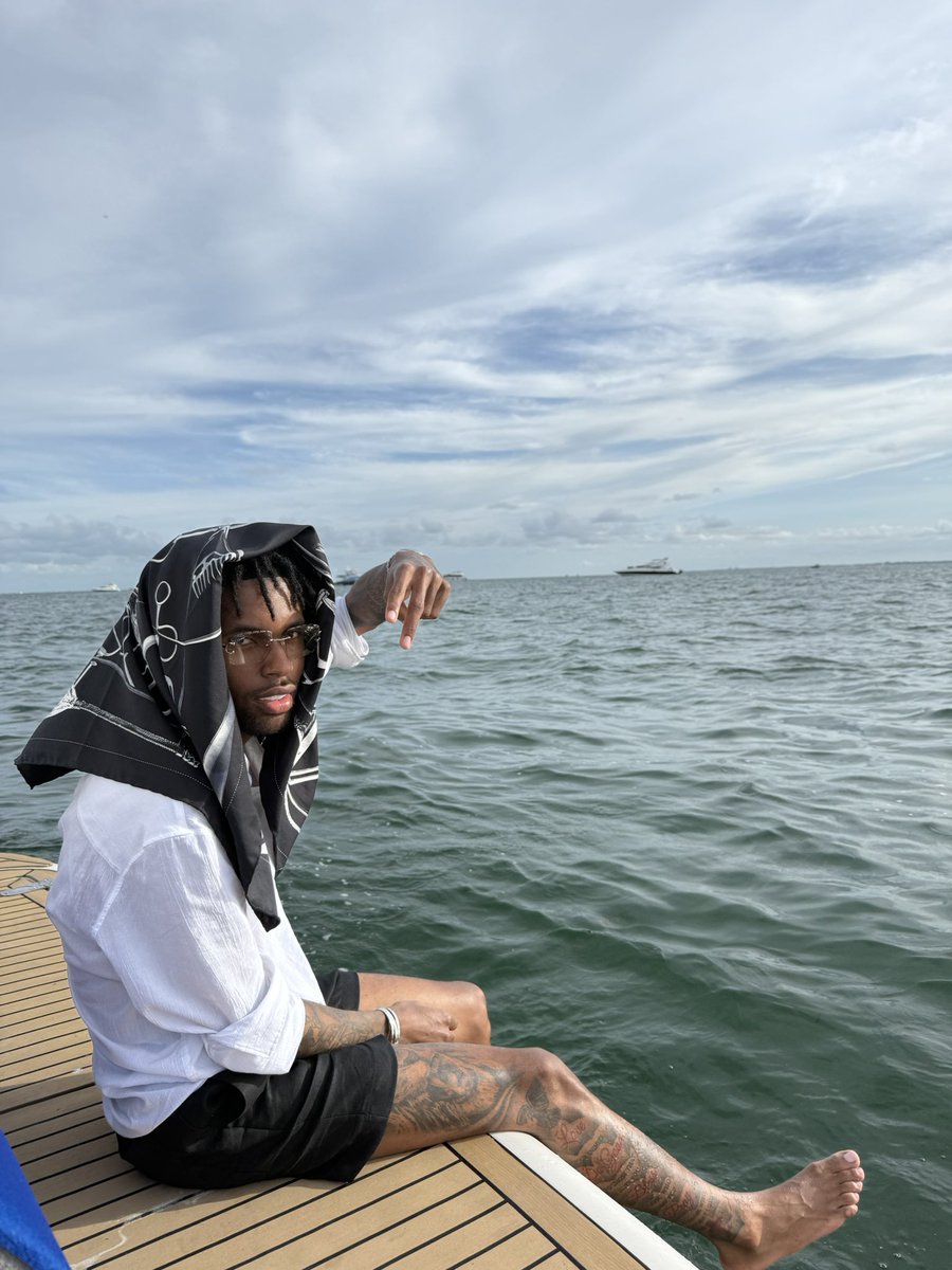 ThereallDamo's tweet photo. Yatch day https://t.co/CtaH8aK3xB