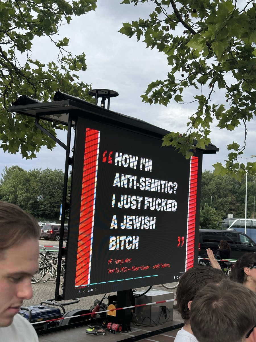 notoriouscinar's tweet photo. Protesto için getirilen kanye quotelarının önünde fotoğraf çekilmek için sıra olması https://t.co/uHFqZhzVZD