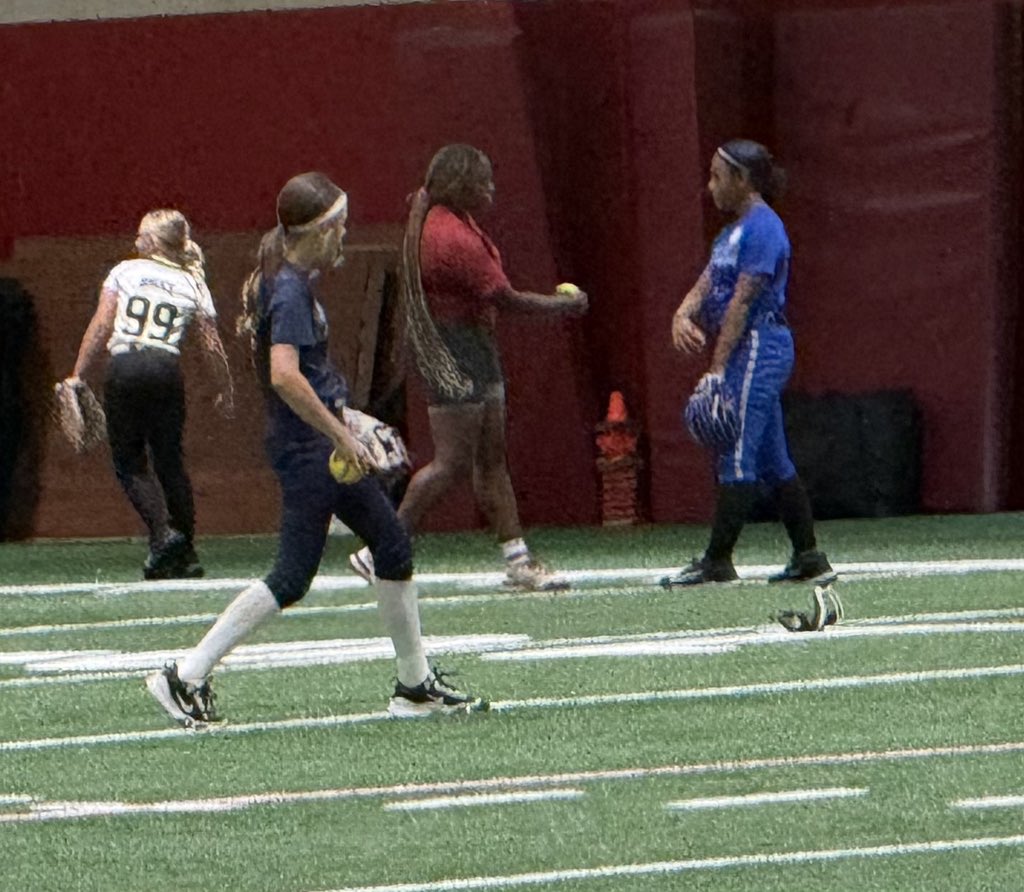 msamymg's tweet photo. Day 1 of @bamasb camp in the books!  My baby had a blast and got to meet her 4 favorites!  Murph, Brooke, Vic, and Punch 🥎Roll Tide 🐘🥎♥️
#MississippiGlory10U #BuiltbyBama @xtremedemarini https://t.co/uQLBACt0pu